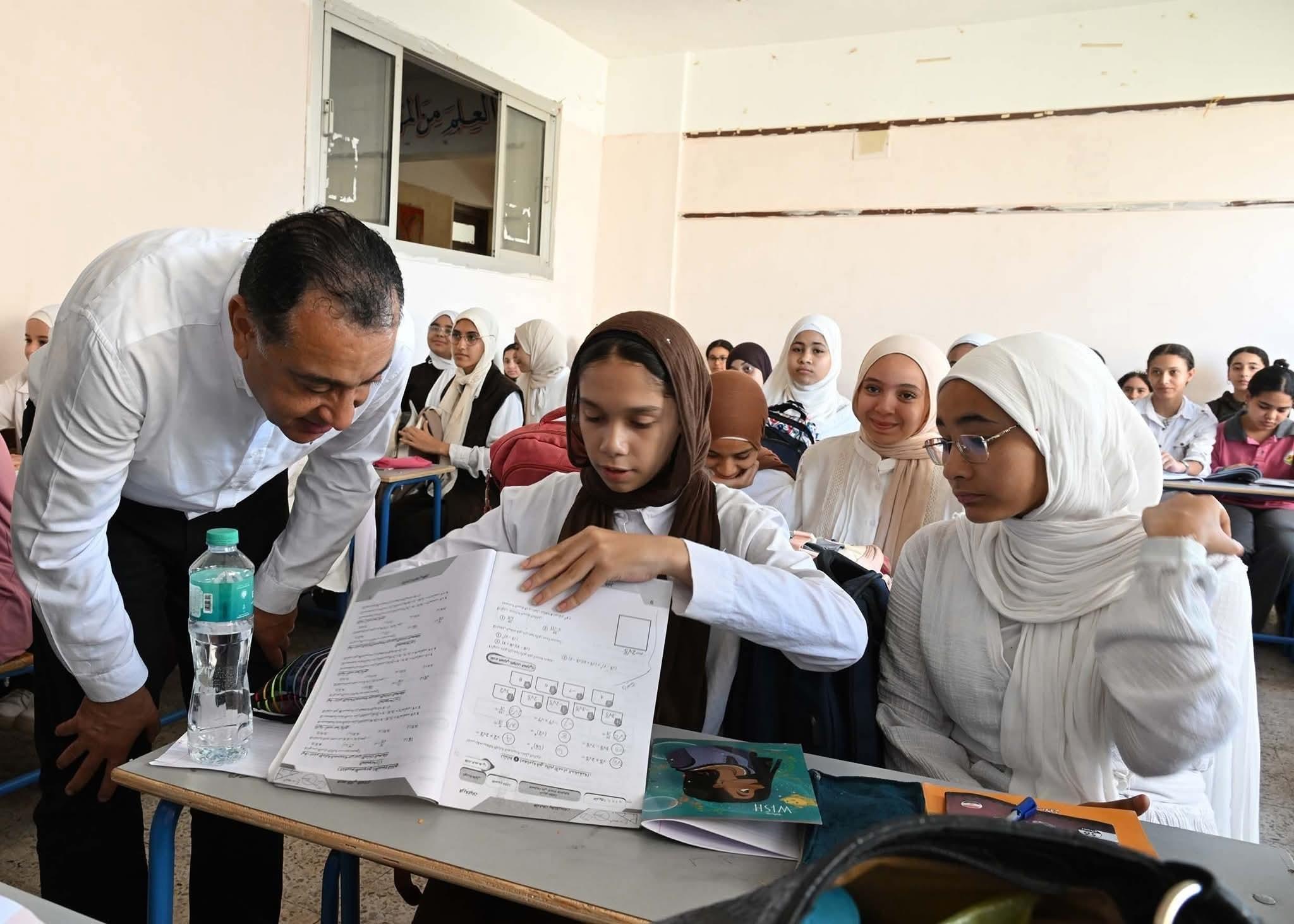 الدكتور مصطفى مدبولى، رئيس مجلس الوزراء خلال جولته داخل احدي الفصول
