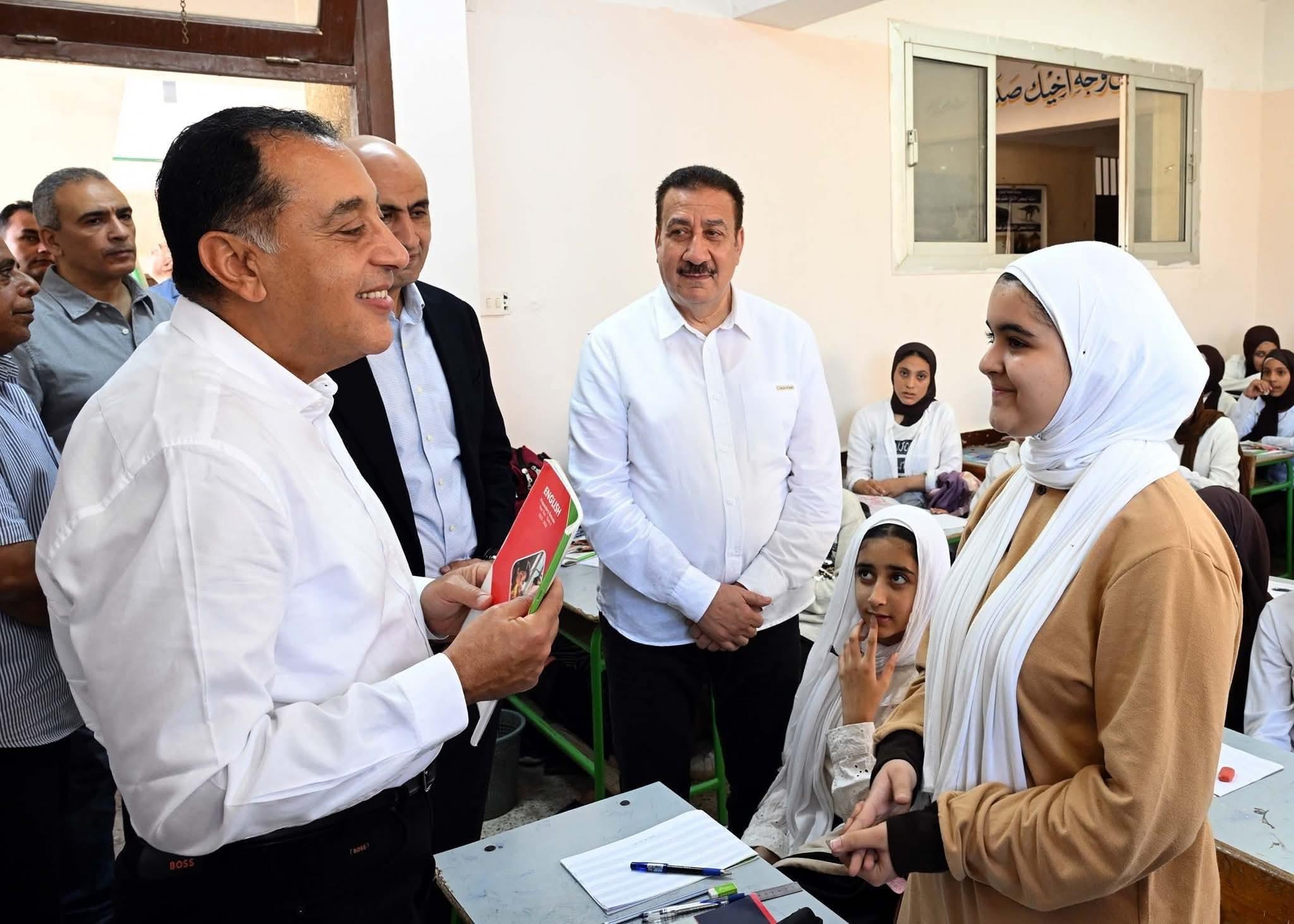الدكتور مصطفى مدبولى، رئيس مجلس الوزراء خلال جولته داخل احدي الفصول