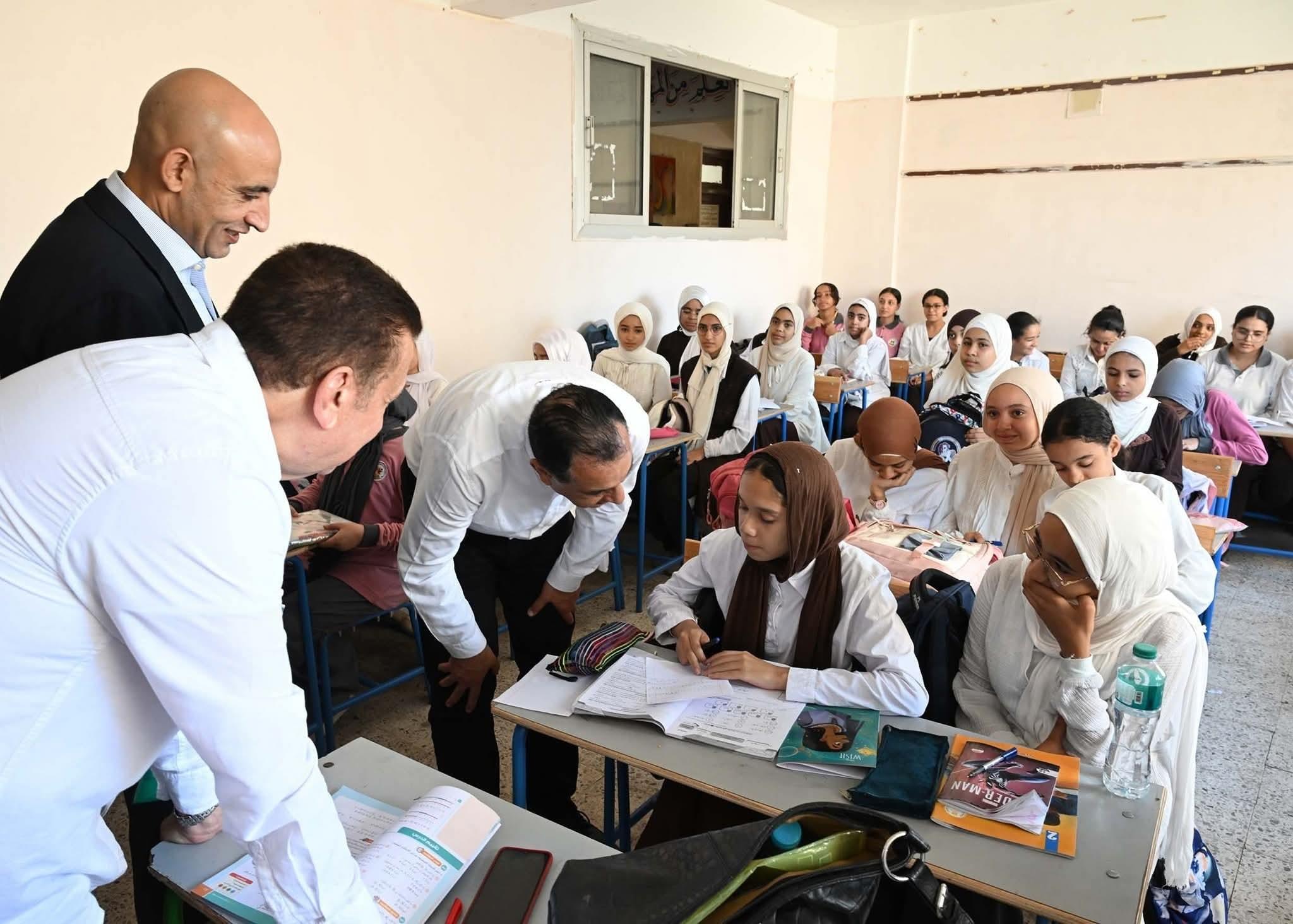 الدكتور مصطفى مدبولى، رئيس مجلس الوزراء خلال جولته داخل احدي الفصول
