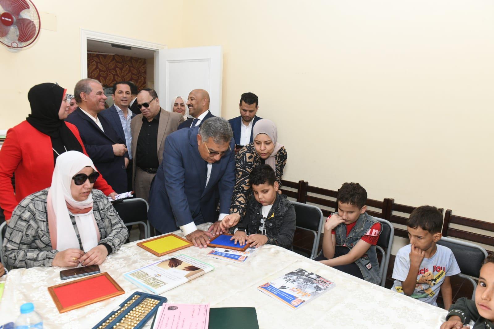  في لقاء أبوي : محافظ الدقهلية يتفقد جمعية الفجر الجديد لذوي الهمم من أهل البصيرة بالمنزلة| صور