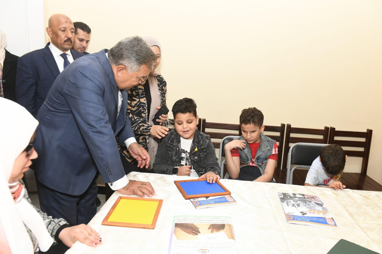  في لقاء أبوي : محافظ الدقهلية يتفقد جمعية الفجر الجديد لذوي الهمم من أهل البصيرة بالمنزلة| صور