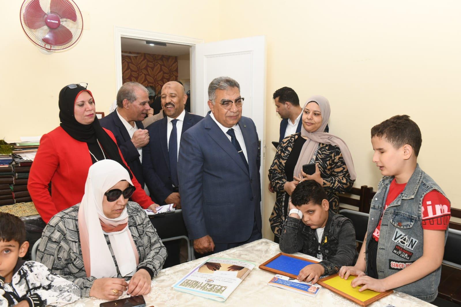  في لقاء أبوي : محافظ الدقهلية يتفقد جمعية الفجر الجديد لذوي الهمم من أهل البصيرة بالمنزلة| صور