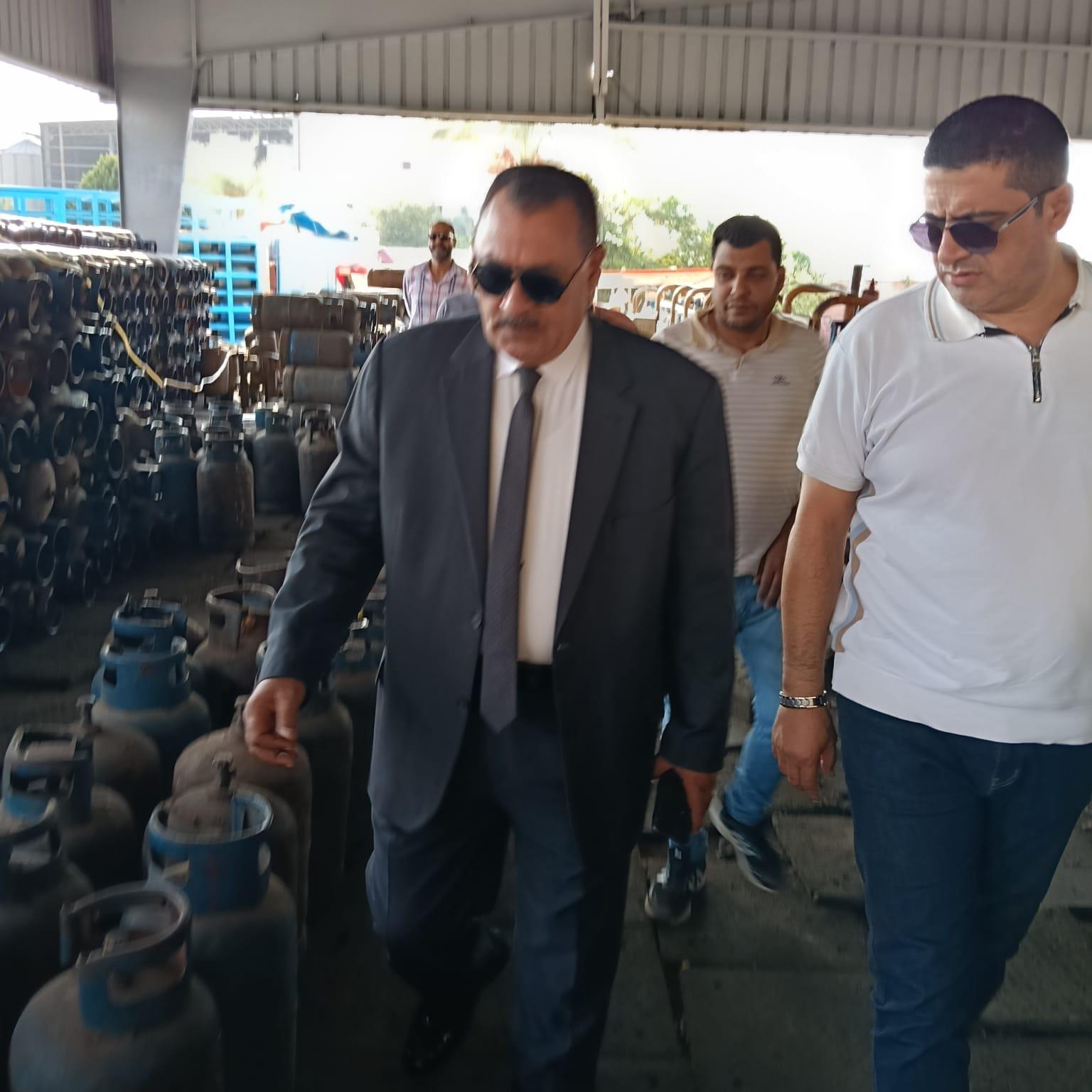 وكيل تموين دمياط يفاجئ محطات تعبئة الغاز للتأكد من الأوزان وصلاحية الأسطوانات| صور