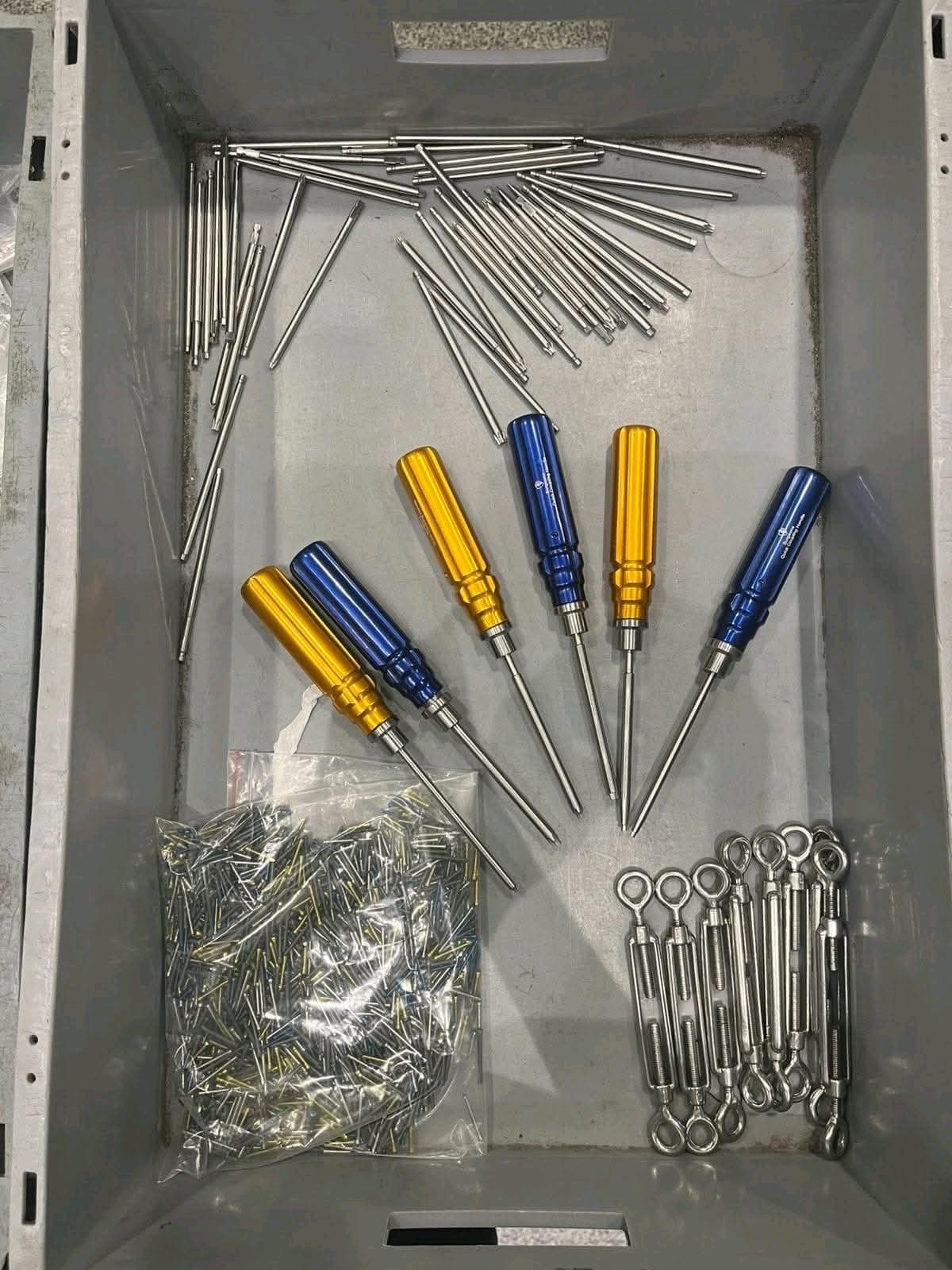 تهريب كمية من أدوات ومستلزمات طب وجراحة العظام