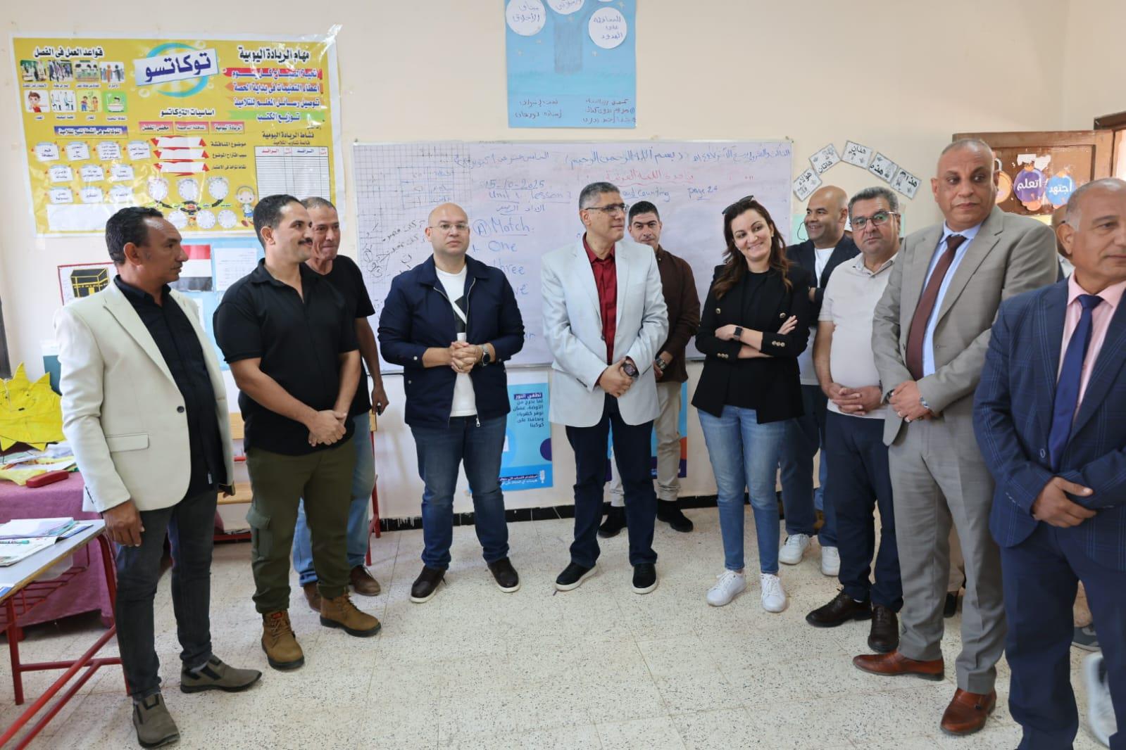 محافظ الجيزة يتفقد مدرسة المناجم الابتدائية بالواحات البحرية ويتابع سير العملية التعليمية| صور