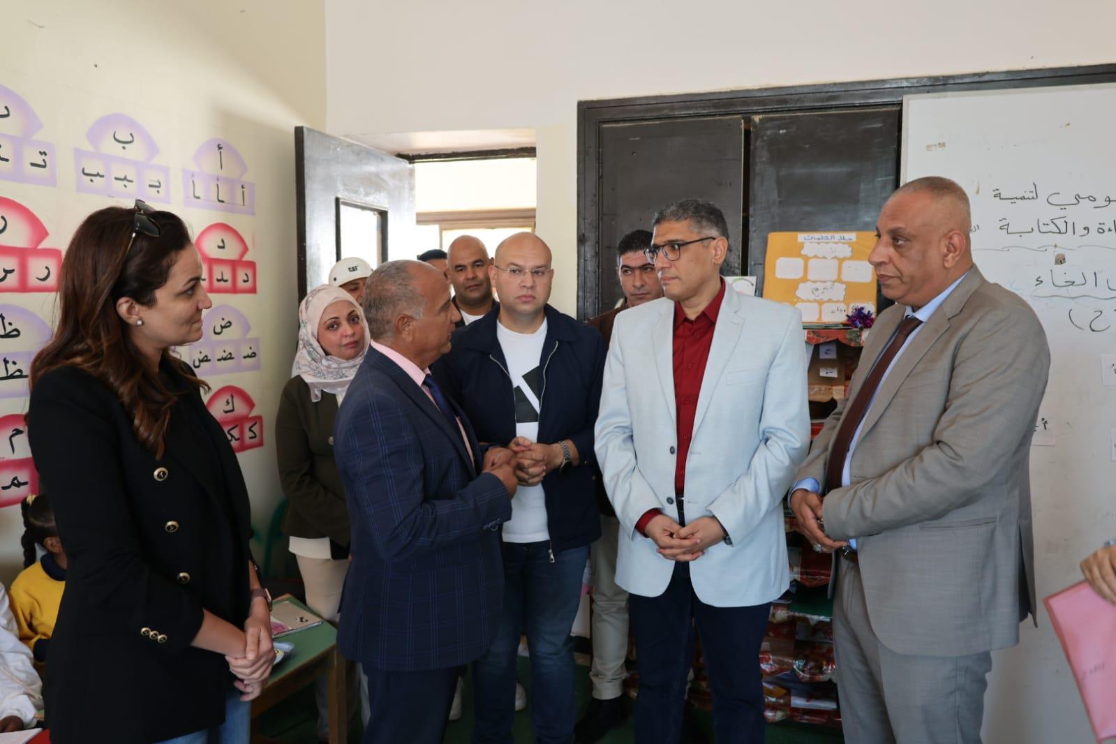 محافظ الجيزة يتفقد مدرسة المناجم الابتدائية بالواحات البحرية ويتابع سير العملية التعليمية| صور