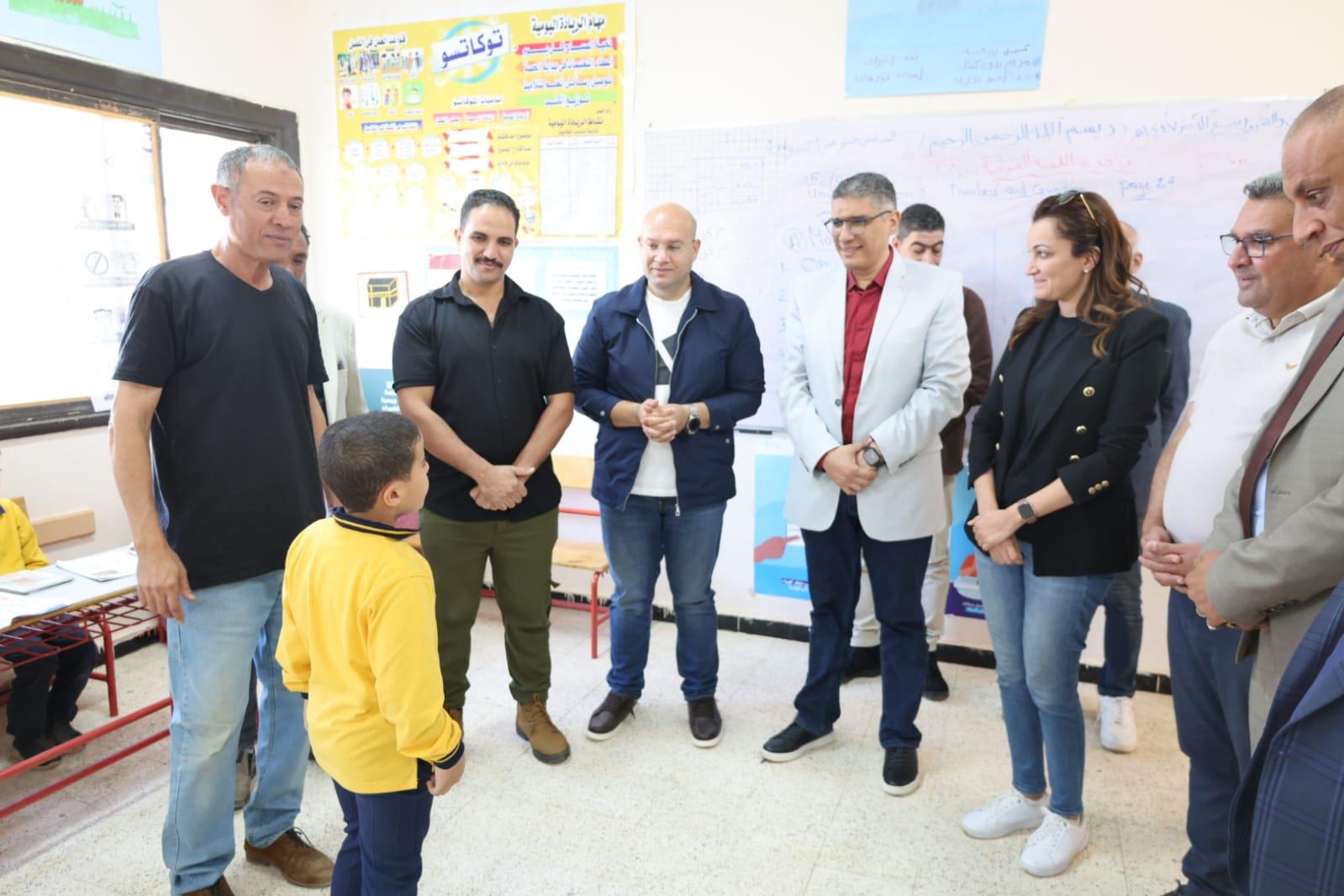 محافظ الجيزة يتفقد مدرسة المناجم الابتدائية بالواحات البحرية ويتابع سير العملية التعليمية| صور