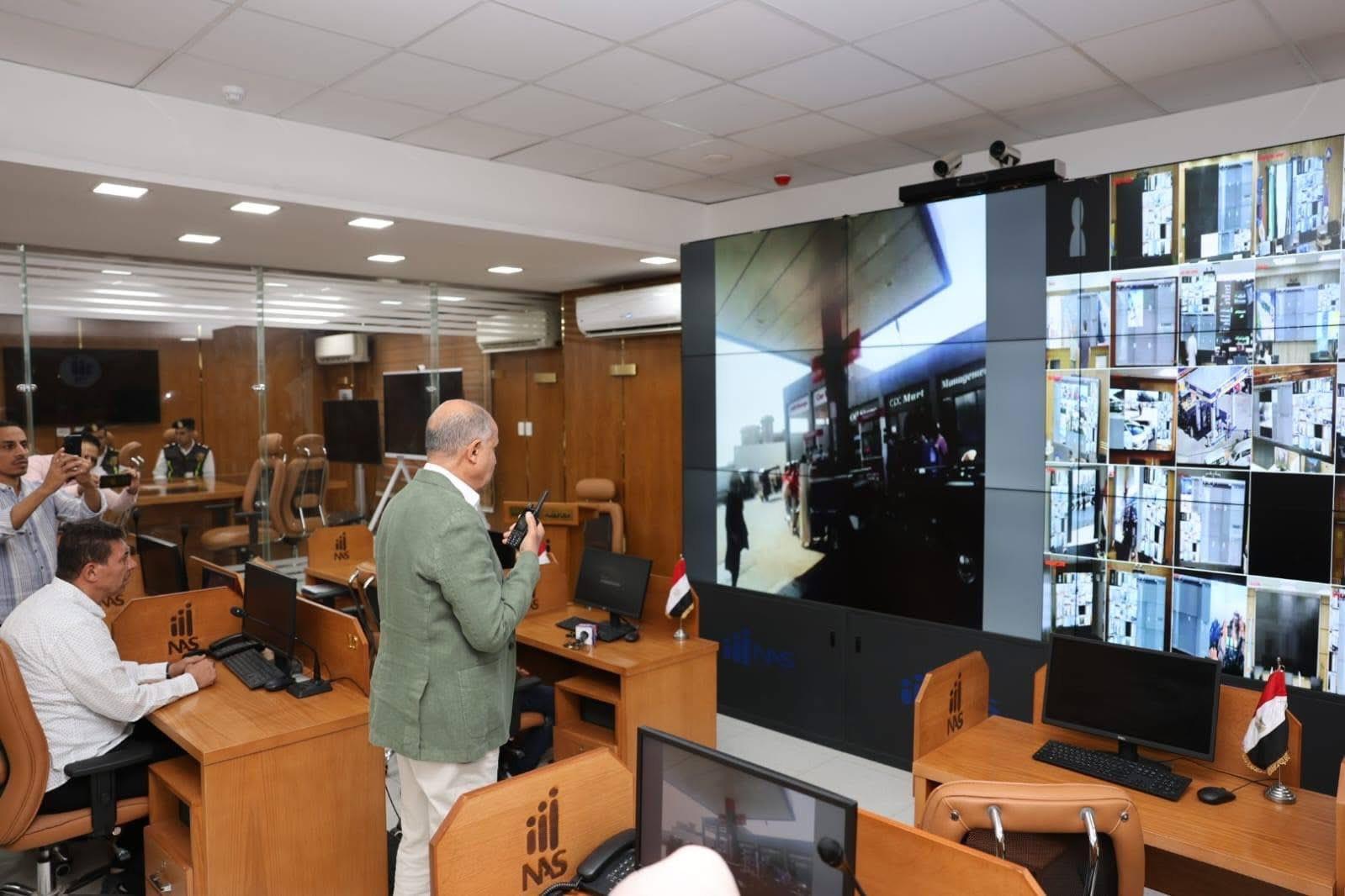محافظ المنيا يتفقد المواقف ومحطات الوقود لمتابعة تطبيق التعريفة الجديدة للمواصلات| صور