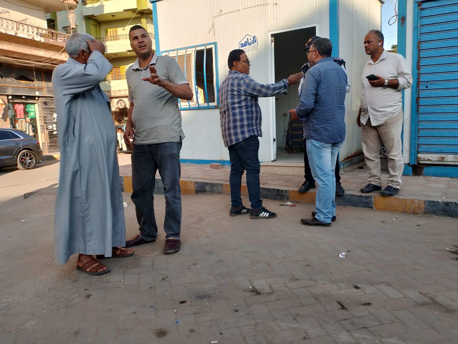 إيقاف سيارة لمخالفة تعريفة الركوب والحمولة الزائدة بموقف تلا شبين الكوم| صور