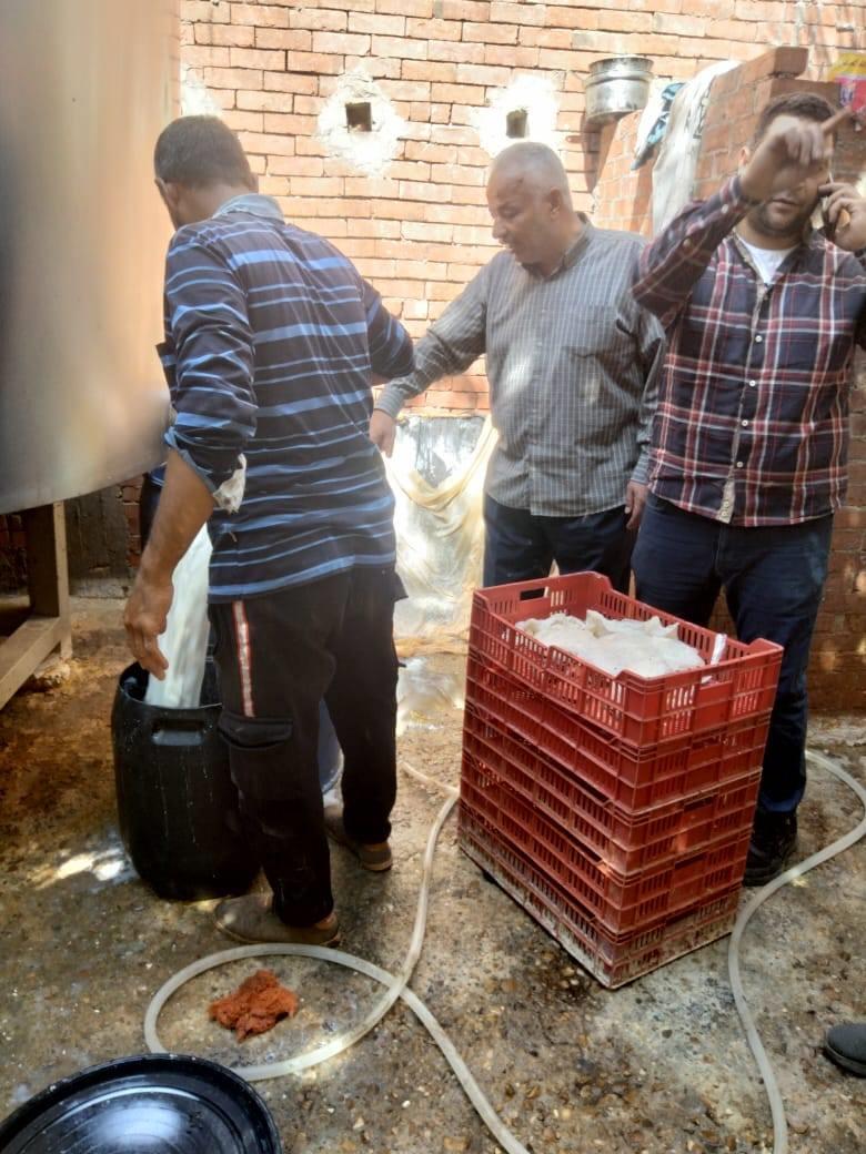 ضبط معمل ألبان غير مرخص بداخله طن لبن غير صالح للاستهلاك الأدمي خلال حملة رقابية بالقوصية| صور