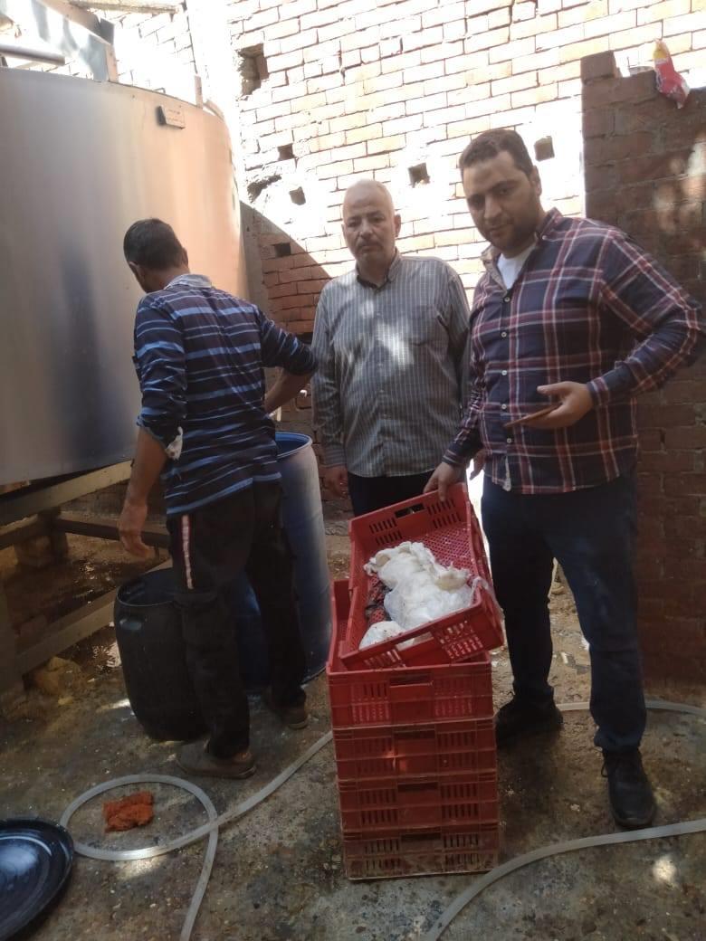ضبط معمل ألبان غير مرخص بداخله طن لبن غير صالح للاستهلاك الأدمي خلال حملة رقابية بالقوصية| صور