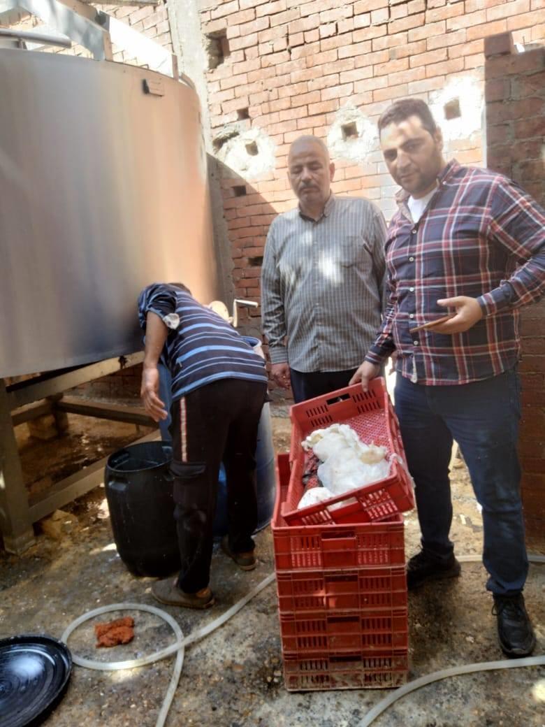 ضبط معمل ألبان غير مرخص بداخله طن لبن غير صالح للاستهلاك الأدمي خلال حملة رقابية بالقوصية| صور