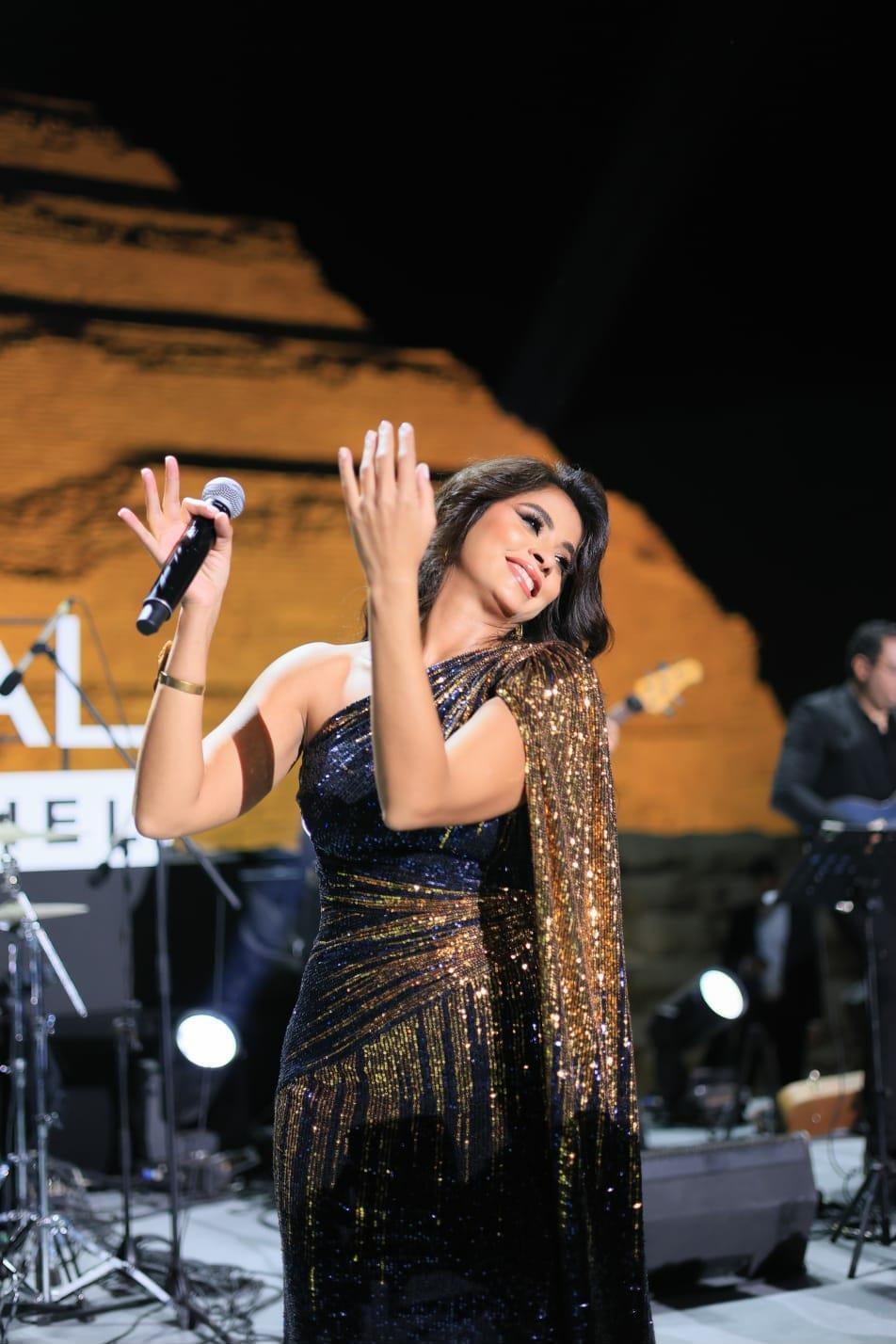 روبي تتألق في حفل غنائي بالأهرامات