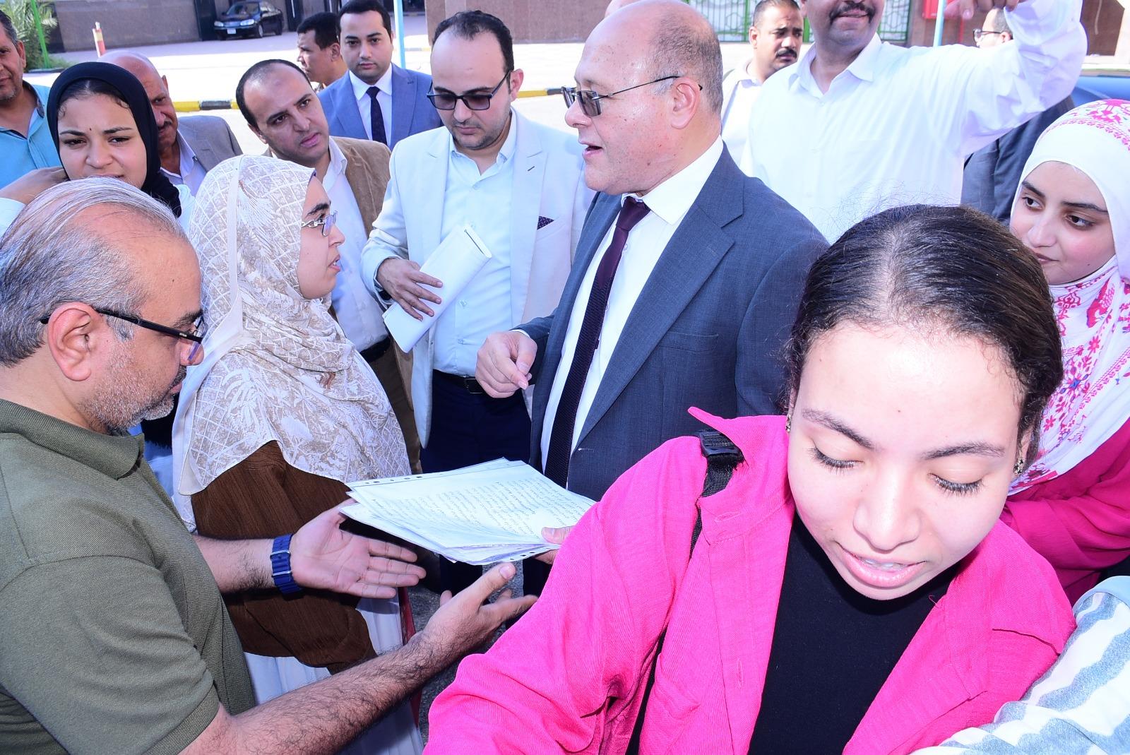جامعة سوهاج يتفقد التدريبات العملية لطلاب الجغرافيا الطبيعية ويشيد بتمكنهم في رسم وتحليل| صور