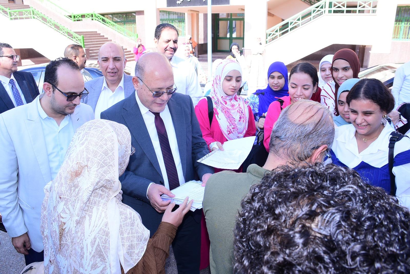 جامعة سوهاج يتفقد التدريبات العملية لطلاب الجغرافيا الطبيعية ويشيد بتمكنهم في رسم وتحليل| صور