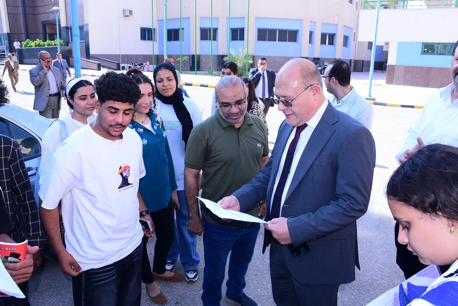 جامعة سوهاج يتفقد التدريبات العملية لطلاب الجغرافيا الطبيعية ويشيد بتمكنهم في رسم وتحليل| صور