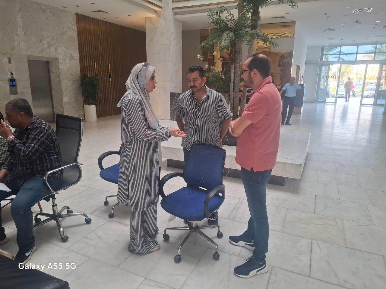   العمل تحرر 528 