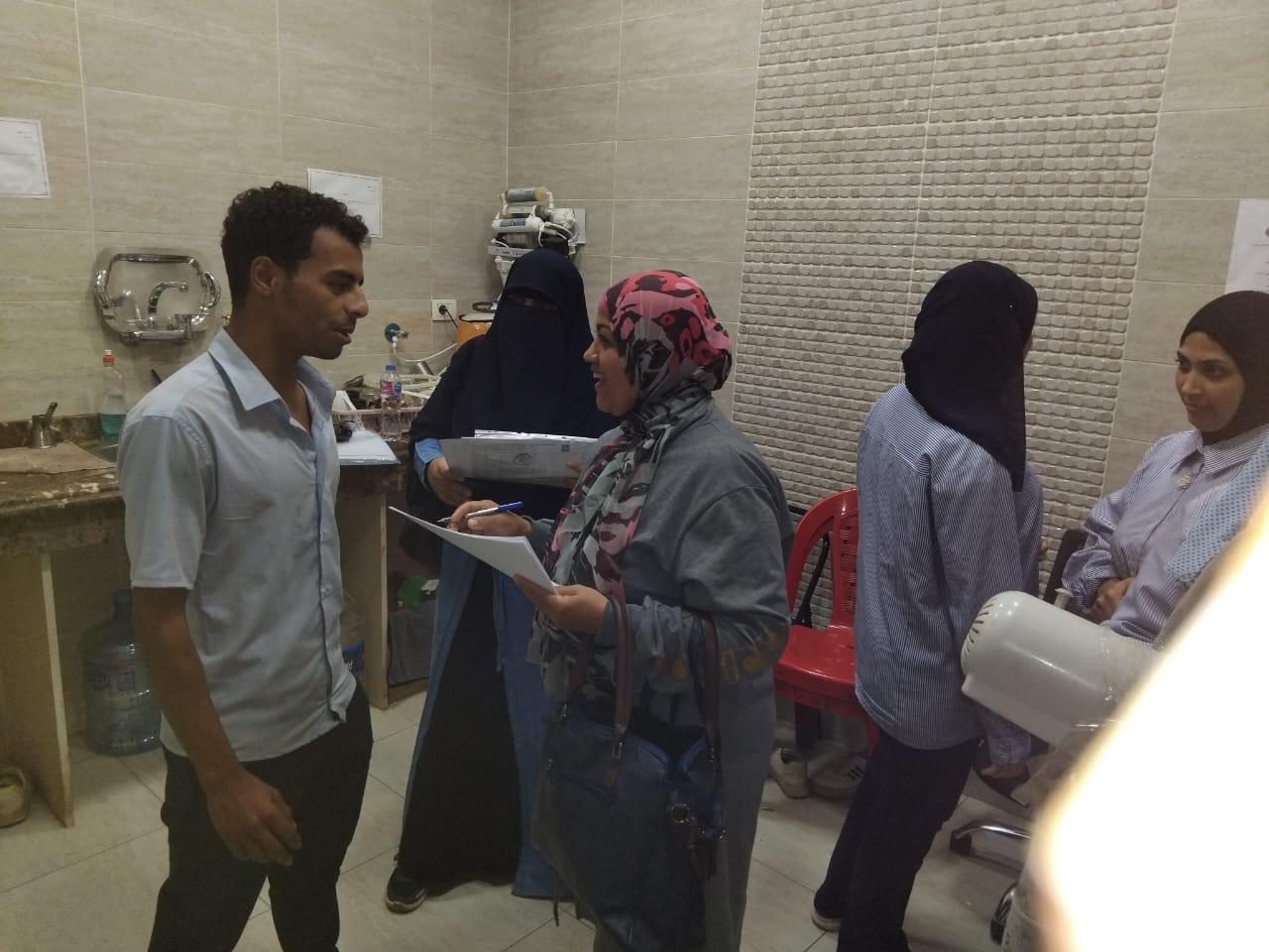   العمل تحرر 528 