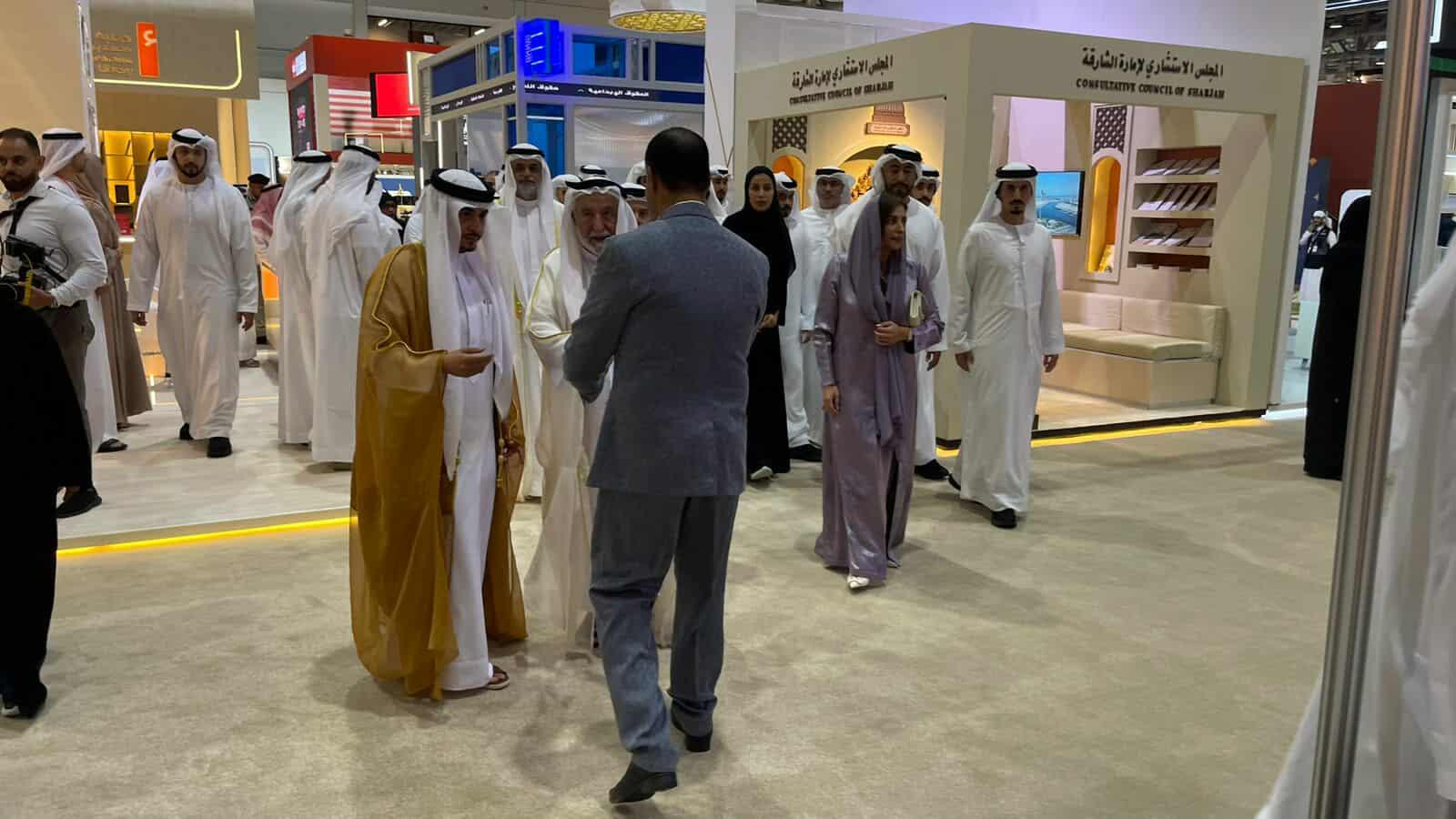 الشيخ سلطان القاسمي يتفقد جناح الهيئة المصرية العامة للكتاب ويكرم الكاتب محمد سلماوي 