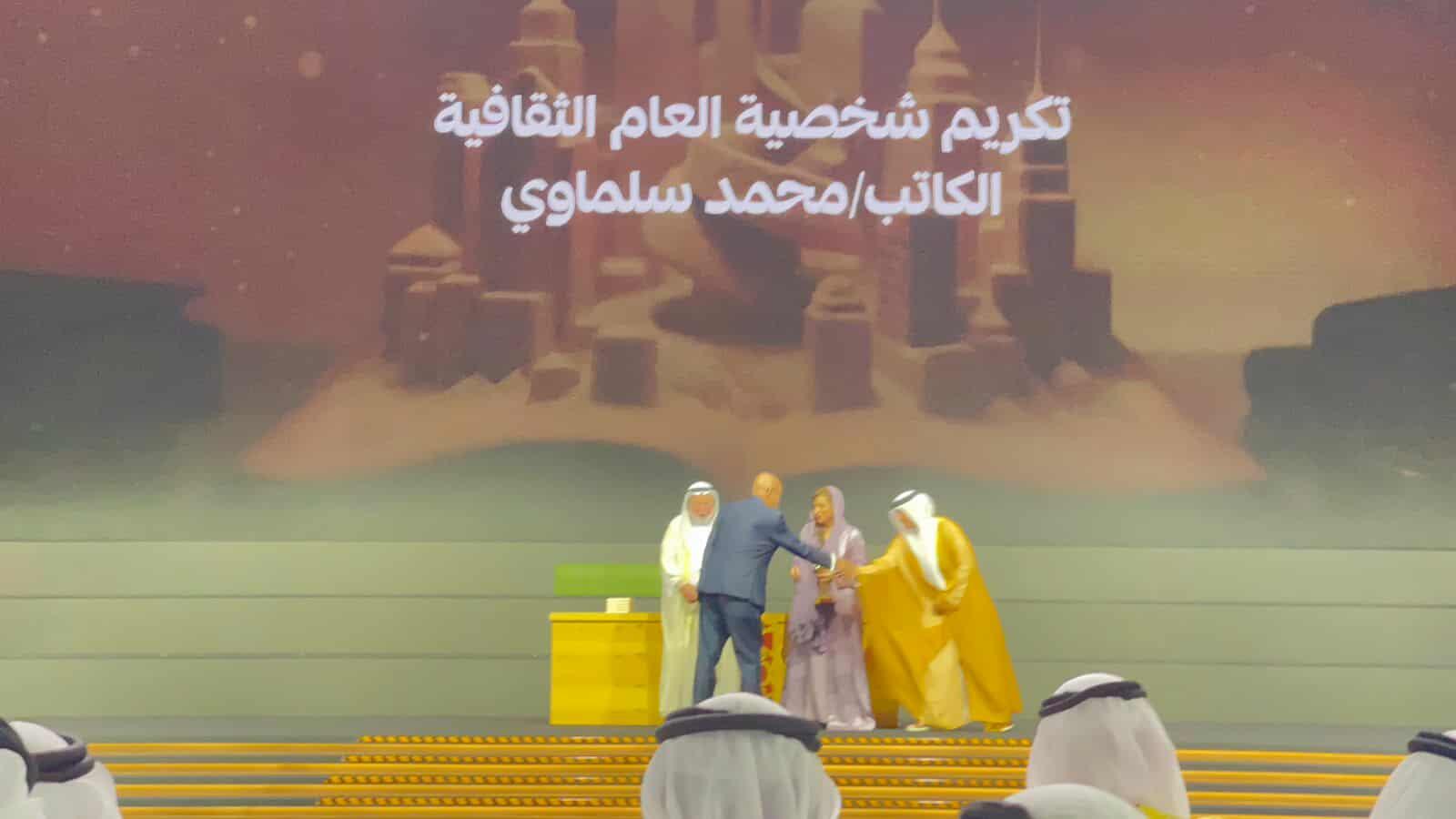 الشيخ سلطان القاسمي يتفقد جناح الهيئة المصرية العامة للكتاب ويكرم الكاتب محمد سلماوي 