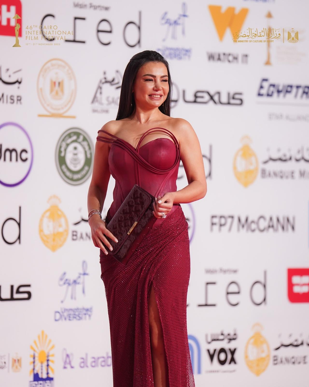 النجمات على السجادة الحمراء بحفل ختام مهرجان القاهرة السينمائي	