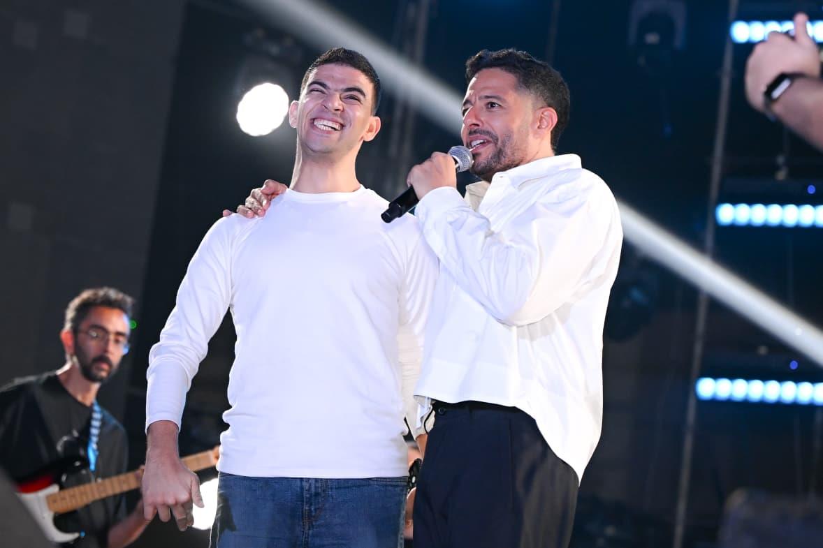 إطلالة كاجوال وهدايا من الجمهور.. ليلة غنائية ساهرة لـ محمد حماقي بالإسكندرية