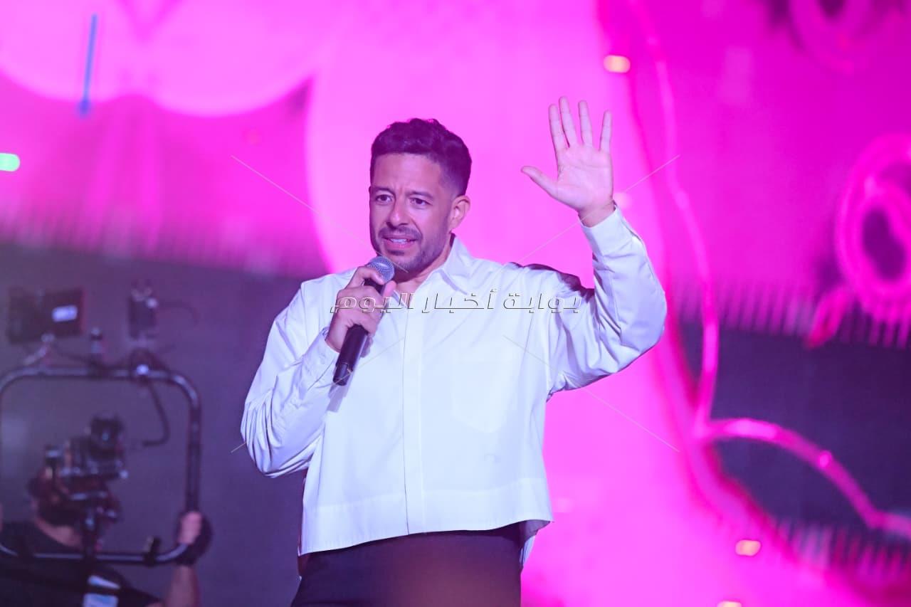 إطلالة كاجوال وهدايا من الجمهور.. ليلة غنائية ساهرة لـ محمد حماقي بالإسكندرية