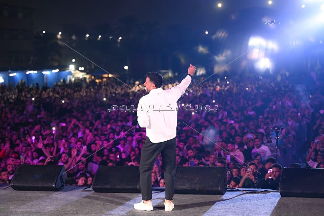 إطلالة كاجوال وهدايا من الجمهور.. ليلة غنائية ساهرة لـ محمد حماقي بالإسكندرية