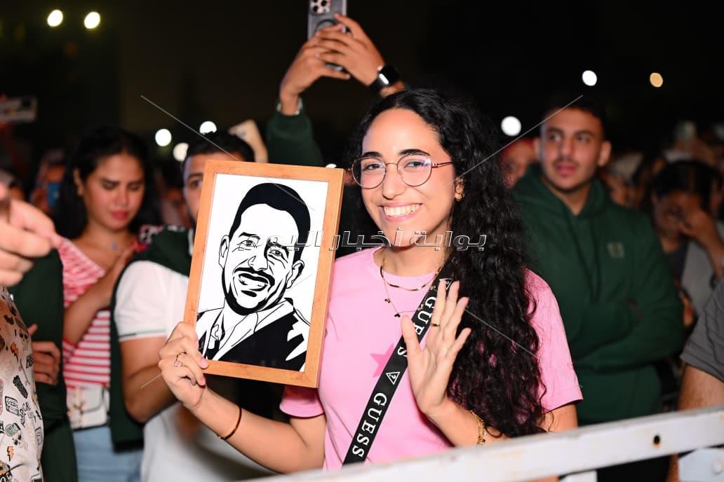 إطلالة كاجوال وهدايا من الجمهور.. ليلة غنائية ساهرة لـ محمد حماقي بالإسكندرية