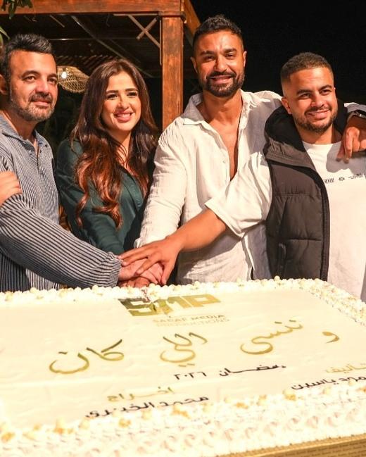 ياسمين عبد العزيز تشارك جمهورها صورانطلاق «وننسى اللي كان» 