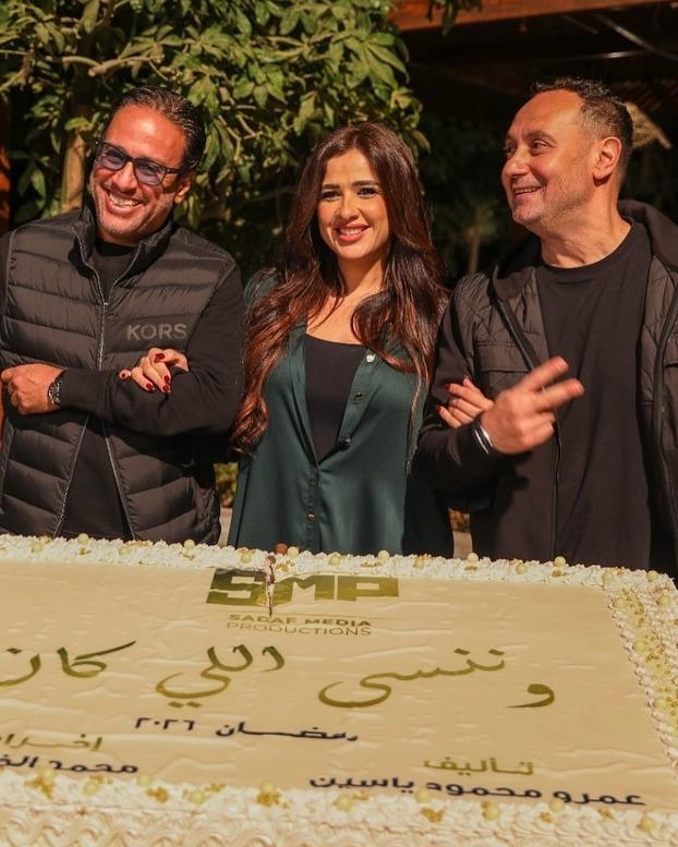 ياسمين عبد العزيز تشارك جمهورها صورانطلاق «وننسى اللي كان» 