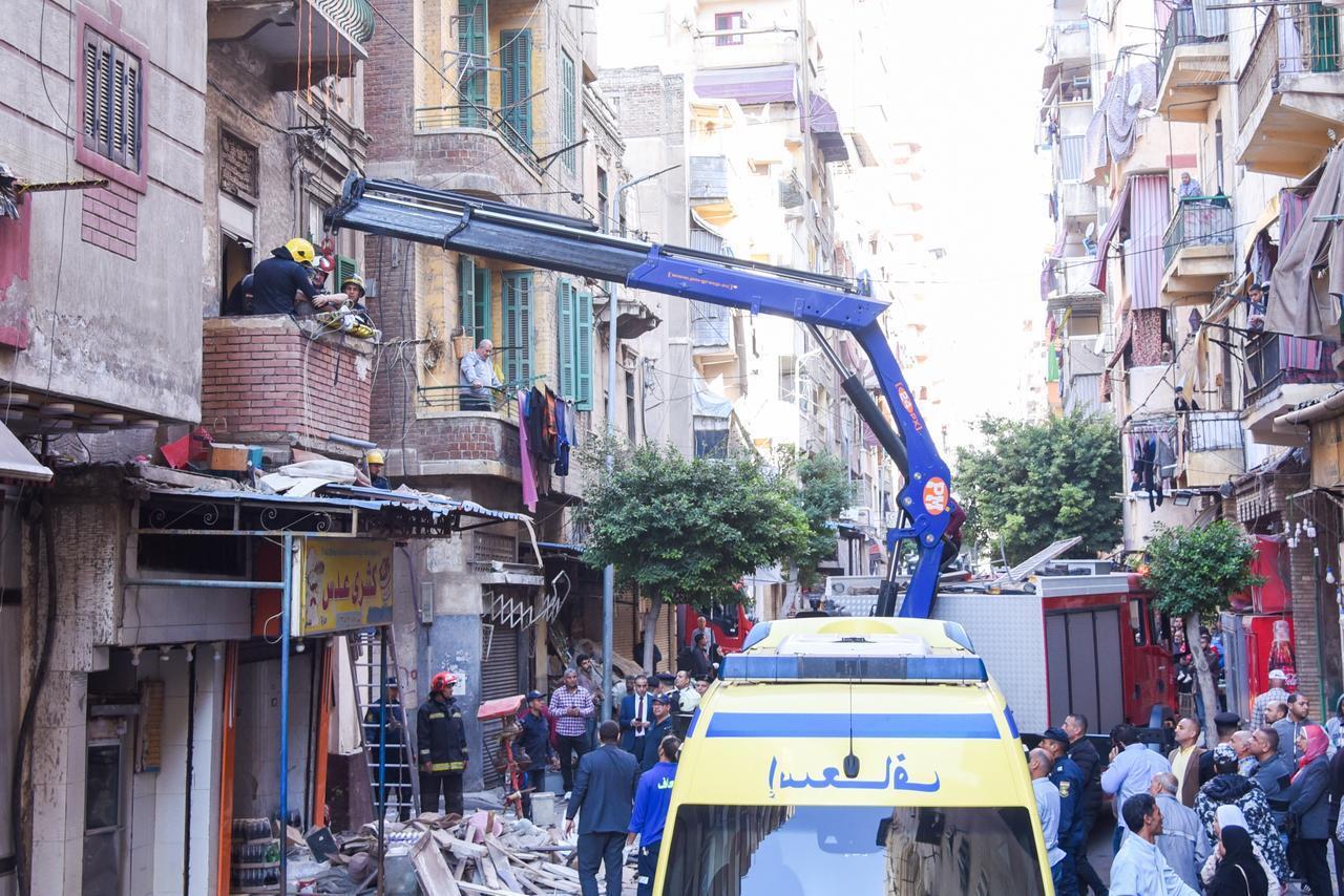 محافظ الإسكندرية يتابع تداعيات انهيار عقار كرموز وحالات المصابين