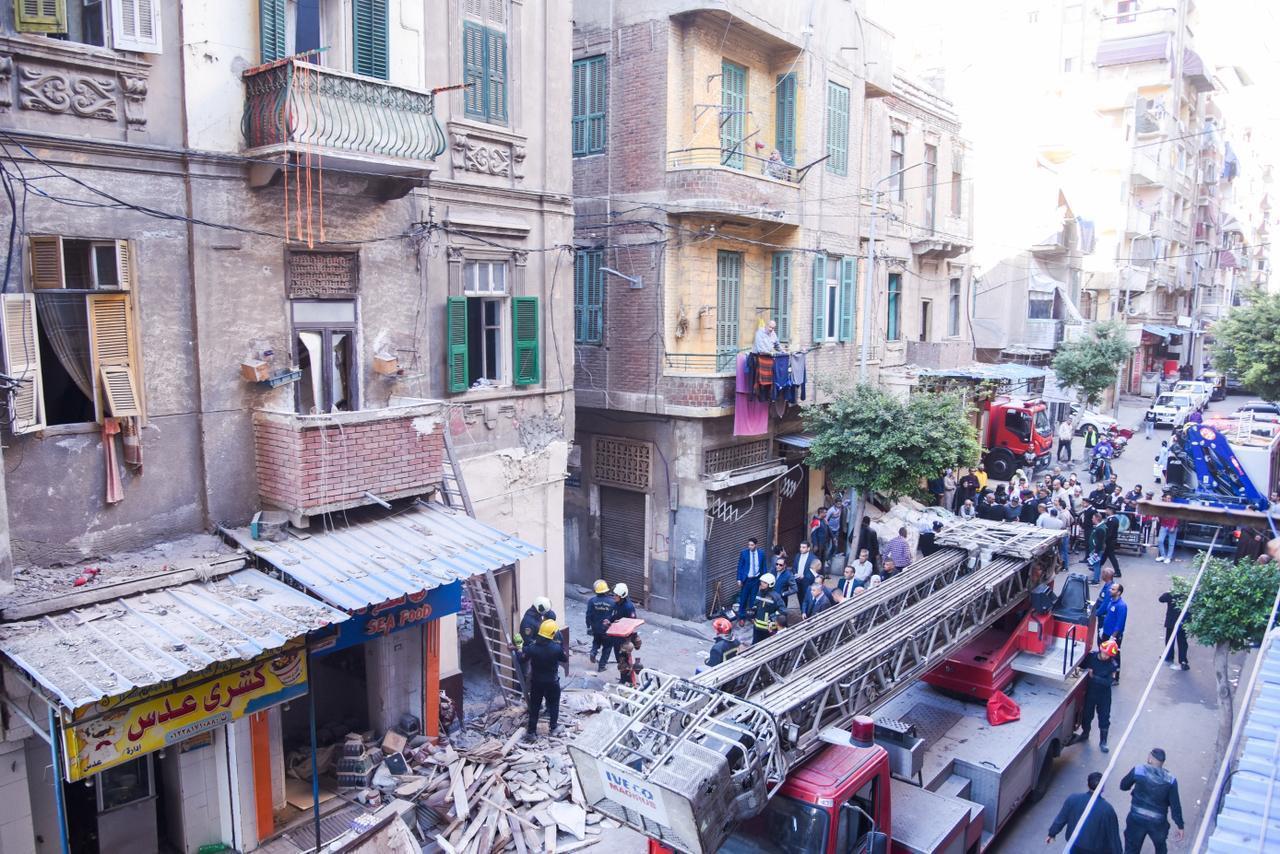 محافظ الإسكندرية يتابع تداعيات انهيار عقار كرموز وحالات المصابين