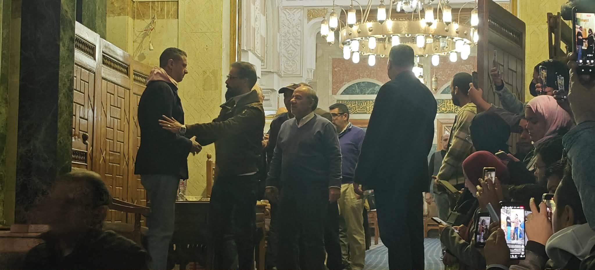 أحمد الفيشاوي متأثر في عزاء والدته سمية الالفى