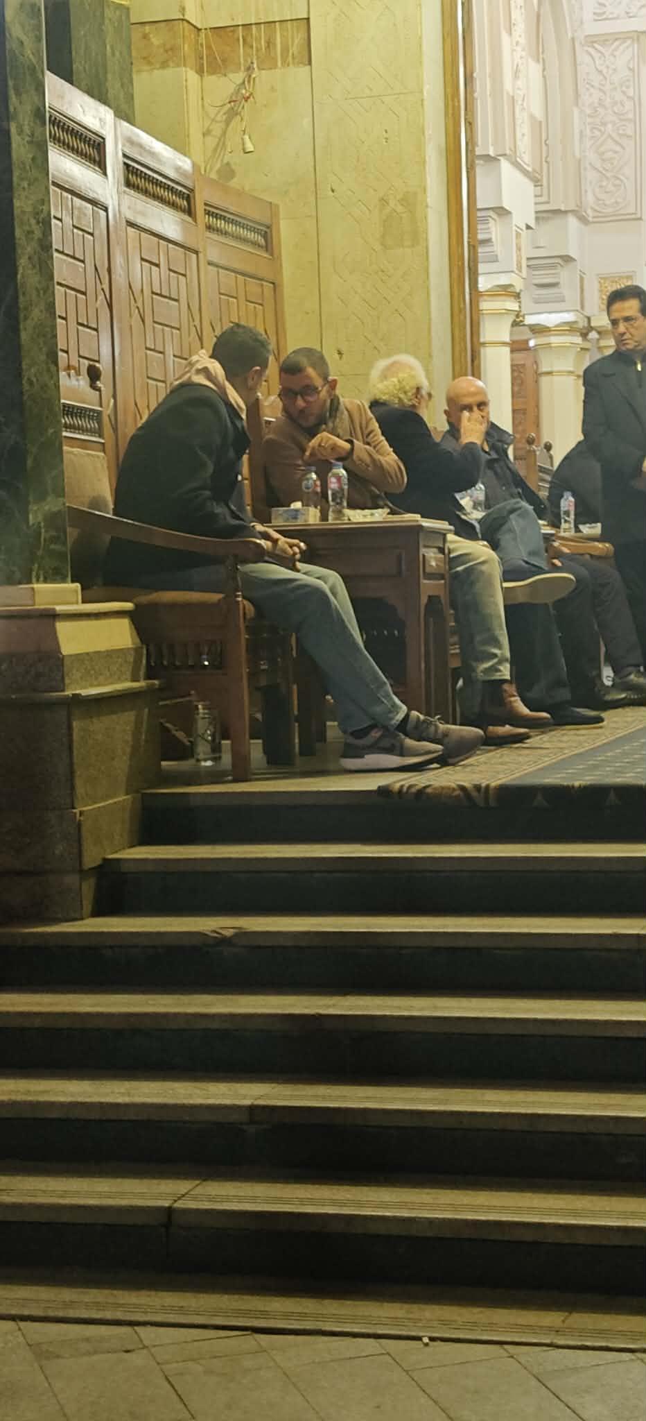 أحمد الفيشاوي متأثر في عزاء والدته سمية الالفى
