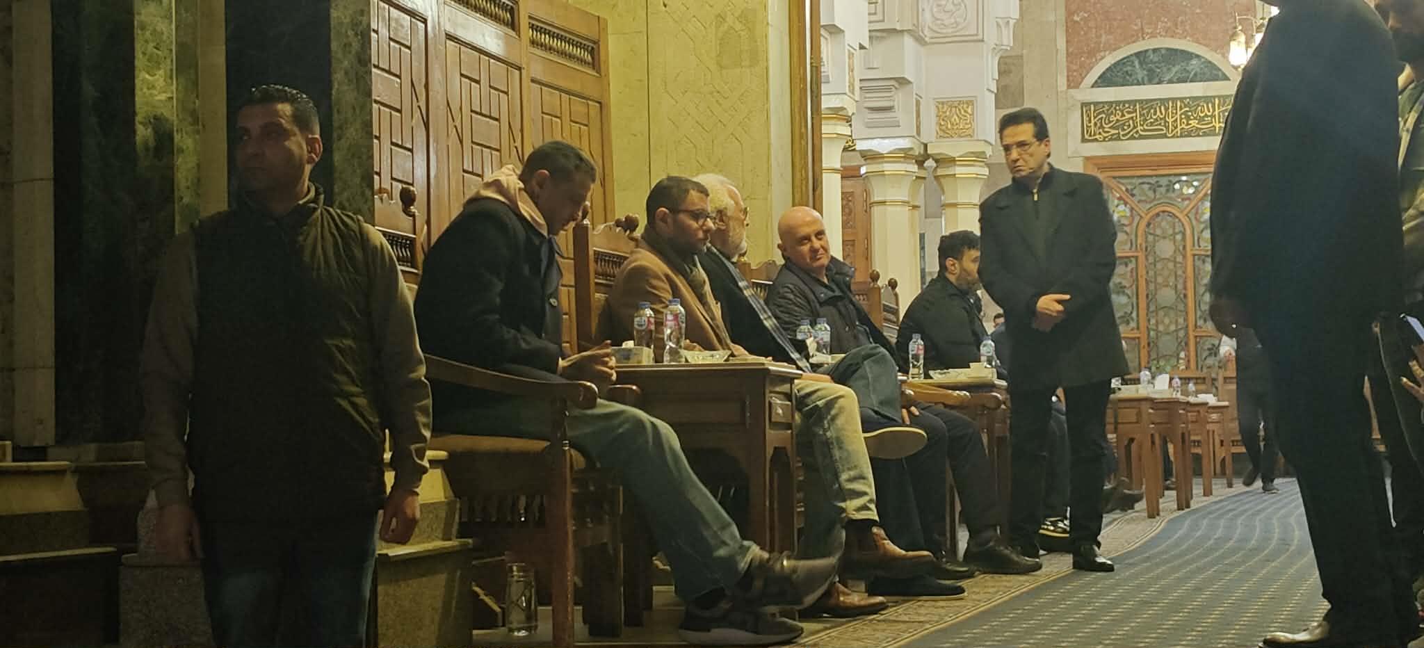 أحمد الفيشاوي متأثر في عزاء والدته سمية الالفى
