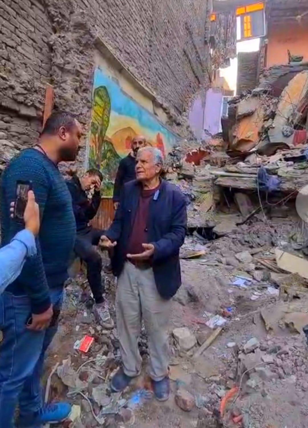 محرر بوابة أخبار اليوم خلال حواره مع أحد الناجيين من عقار امبابة المنهار