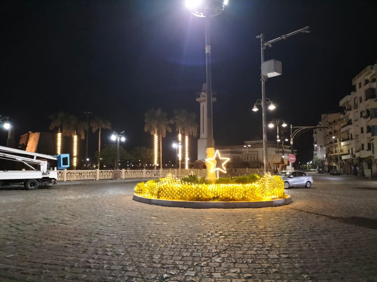 شوارع الأقصر ومعالمها تتزين بعناقيد النور الديكورية للإحتفال بـ ليلة رأس السنة