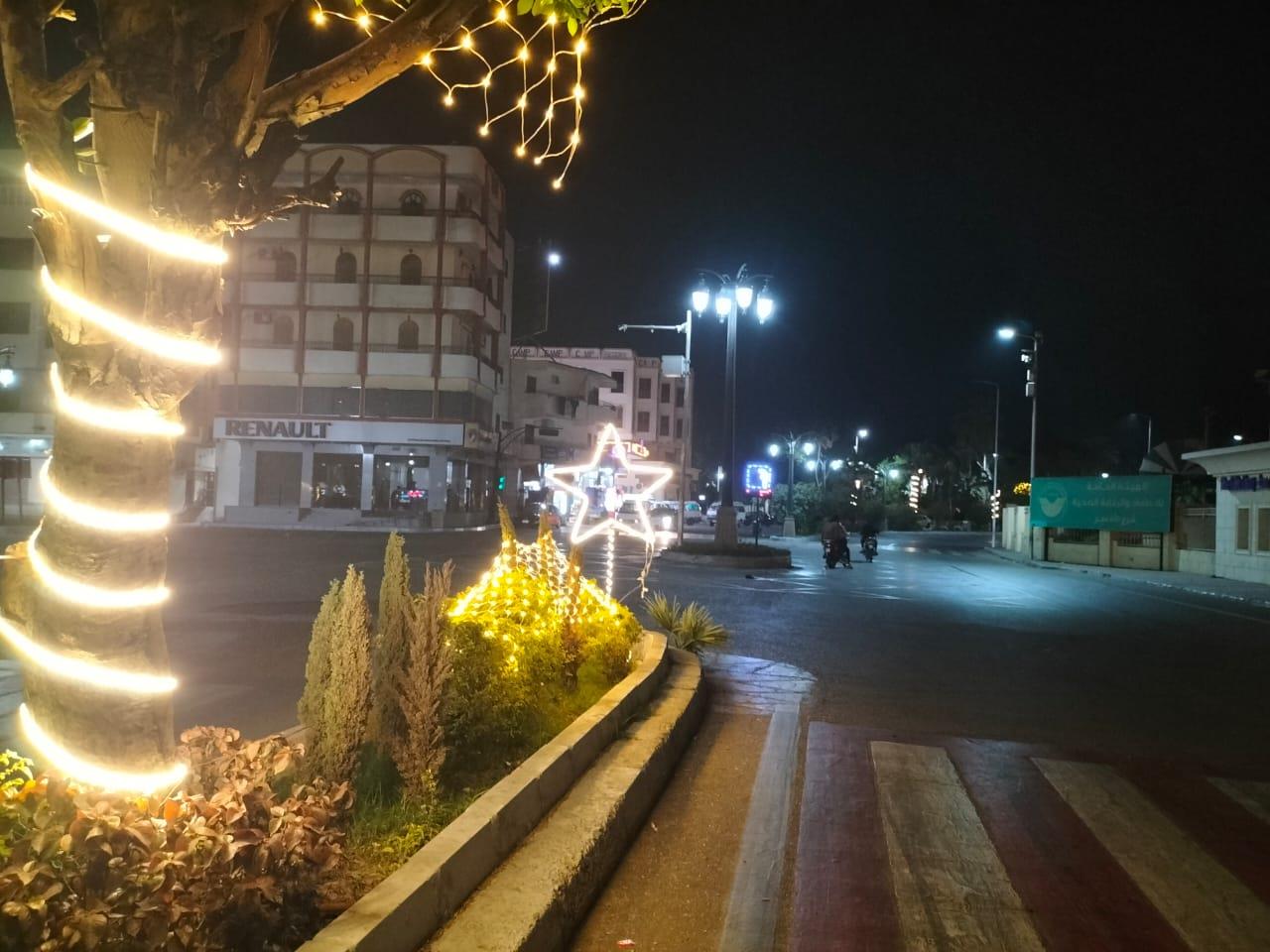 شوارع الأقصر ومعالمها تتزين بعناقيد النور الديكورية للإحتفال بـ ليلة رأس السنة