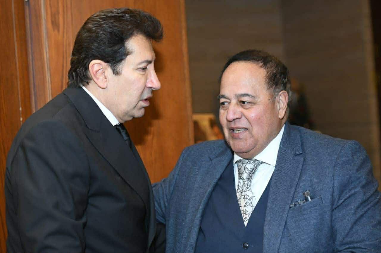 حضور فني وإعلامي وسياسي كبير في عزاء والدة هاني رمزي