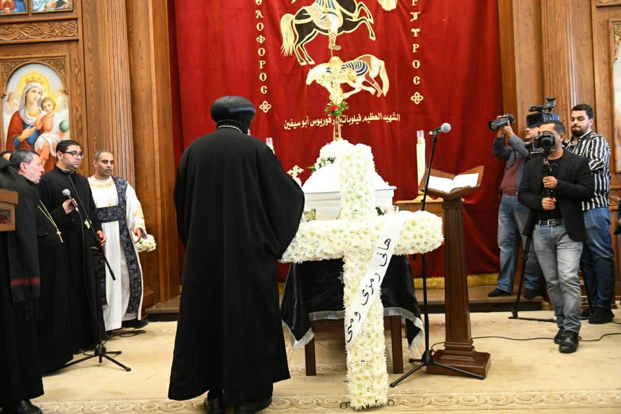 حضور فني وإعلامي وسياسي كبير في عزاء والدة هاني رمزي