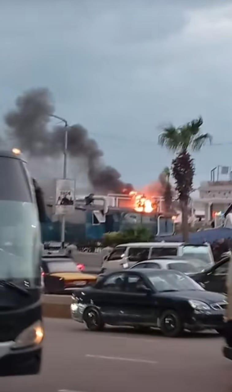 إخماد حريق في كافيه شهير على كورنيش الإسكندرية