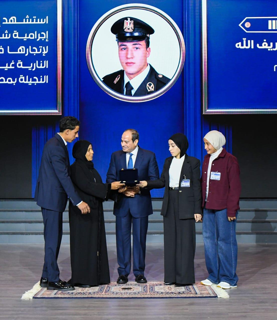 المتحدث الرسمي ينشر صور احتفال الرئيس بالذكرى الـ 74 لعيد الشرطة