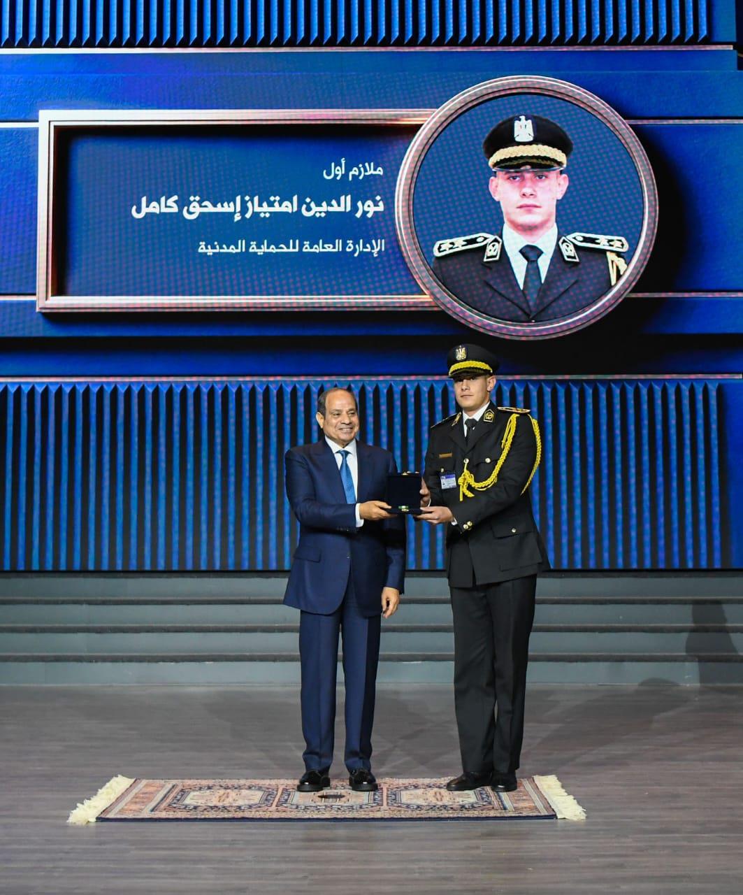 المتحدث الرسمي ينشر صور احتفال الرئيس بالذكرى الـ 74 لعيد الشرطة