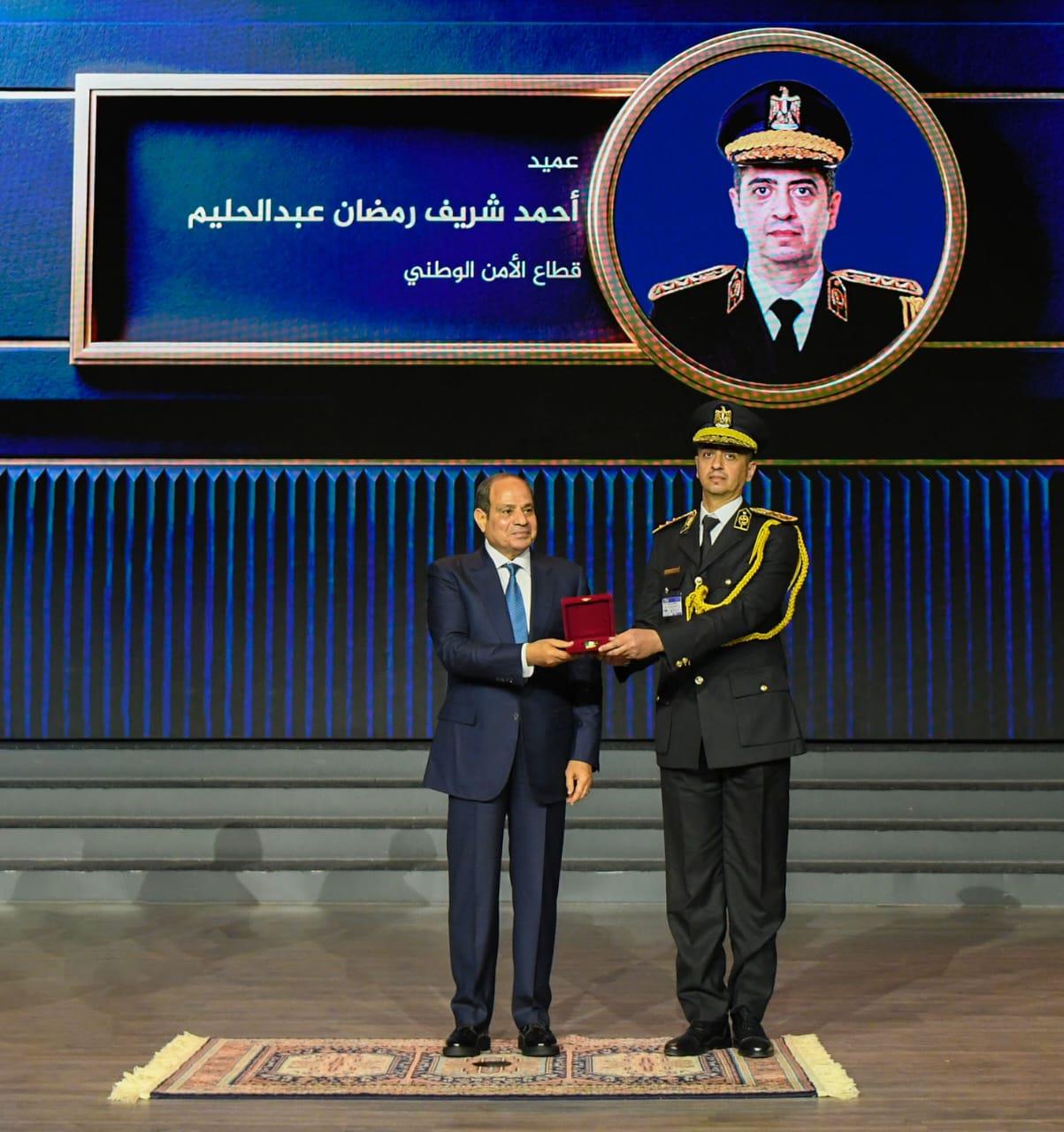 المتحدث الرسمي ينشر صور احتفال الرئيس بالذكرى الـ 74 لعيد الشرطة