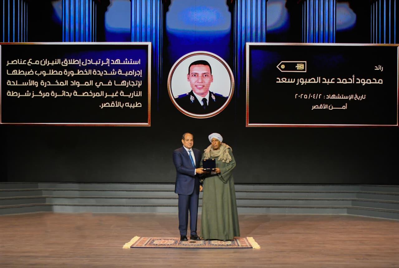 المتحدث الرسمي ينشر صور احتفال الرئيس بالذكرى الـ 74 لعيد الشرطة