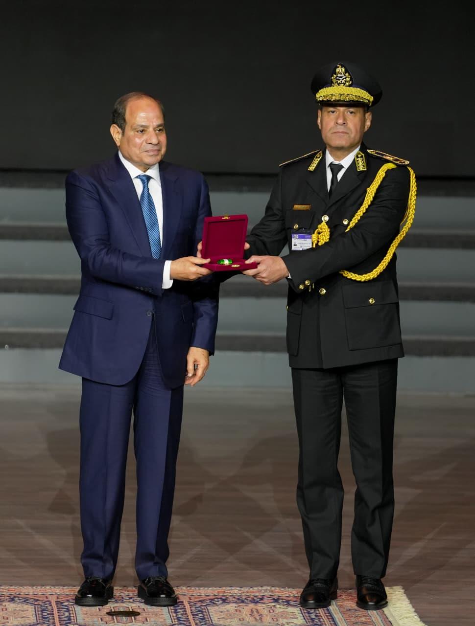 المتحدث الرسمي ينشر صور احتفال الرئيس بالذكرى الـ 74 لعيد الشرطة