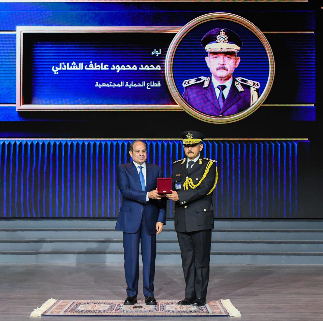 المتحدث الرسمي ينشر صور احتفال الرئيس بالذكرى الـ 74 لعيد الشرطة