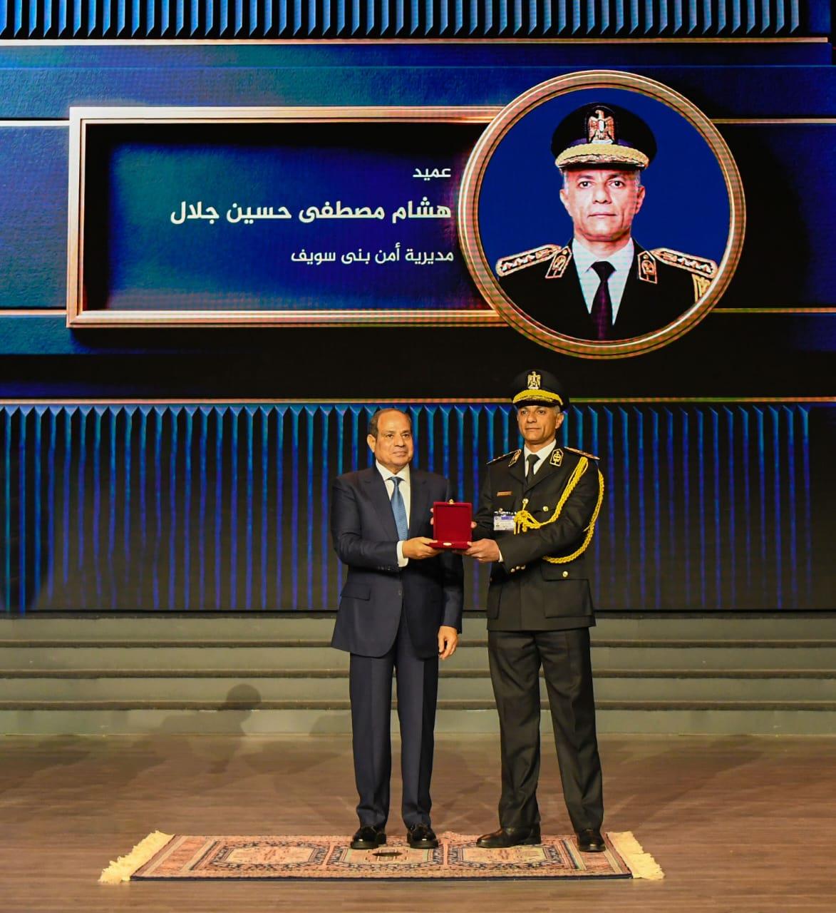 المتحدث الرسمي ينشر صور احتفال الرئيس بالذكرى الـ 74 لعيد الشرطة
