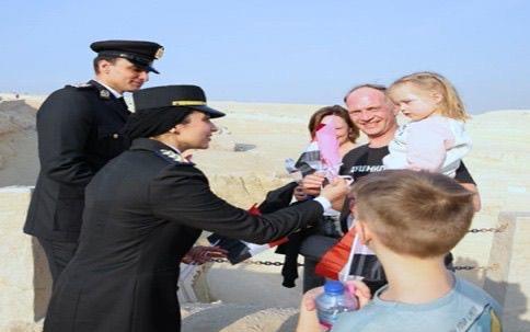 رجال الشرطة يشاركون المواطنين فرحة عيدهم الـ74 في شوارع وميادين الجمهورية صور
